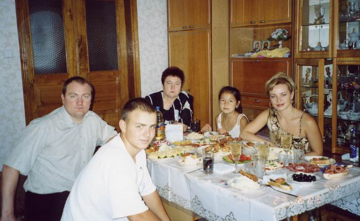Застолье по поводу крещения моей племяшки Даши. Братья Олеги, тетя Катя, Алинка и  Рита - крестная мать.